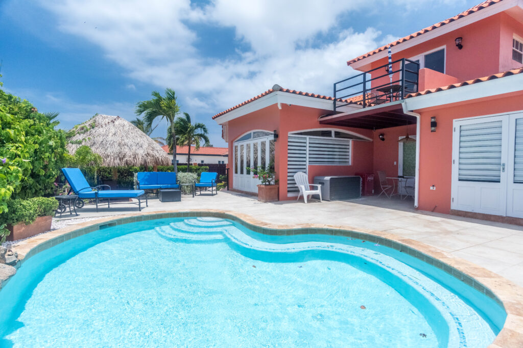 Esmeralda outsinde pool